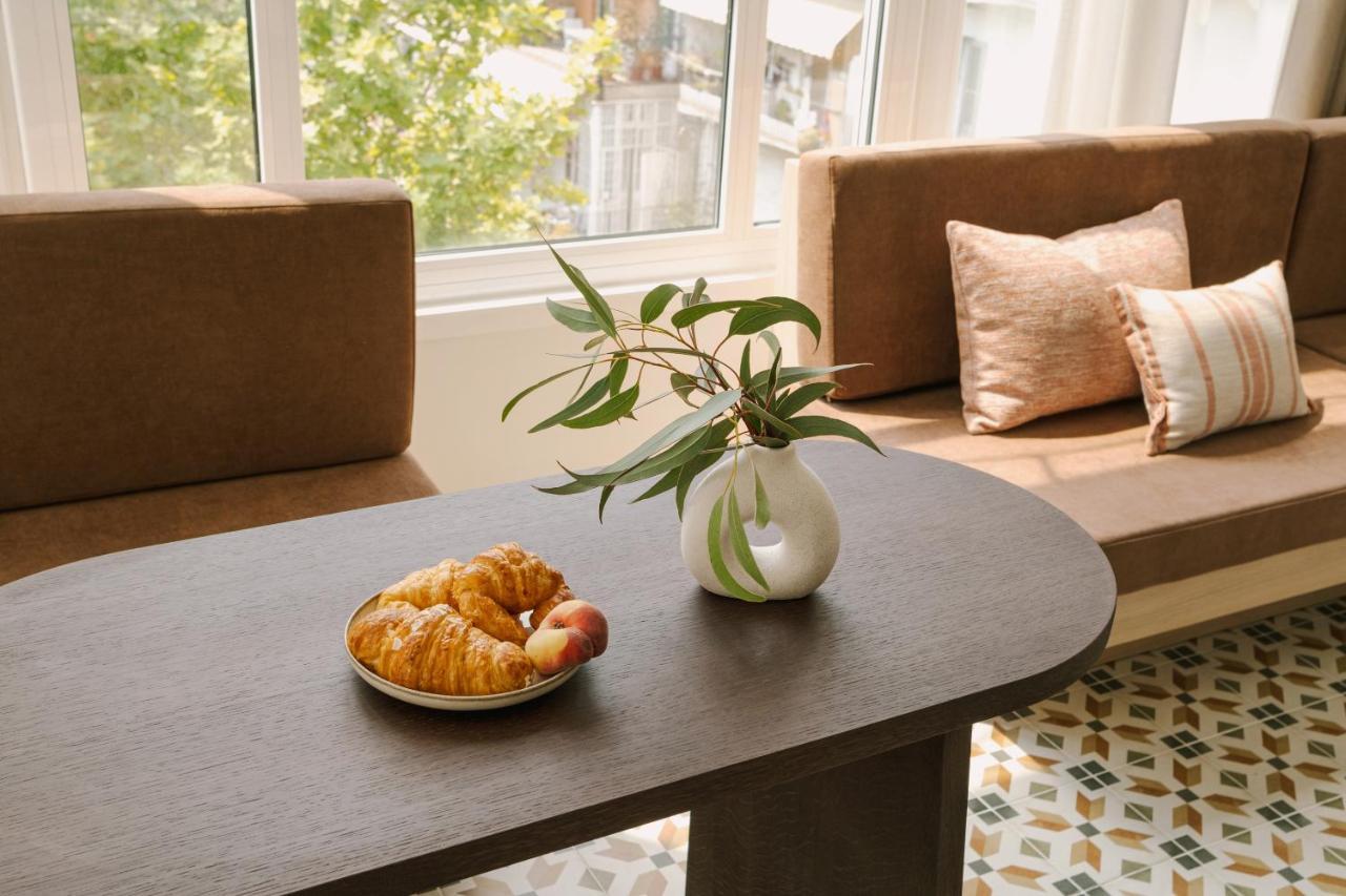 Paseo De Gracia Hotel, Sonder By Marriott Bonvoy Barcelona Exterior photo A table with a tabletop made of melamine
